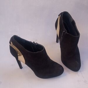 Guess Elegant Black and Gold Women's Heels